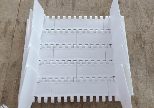 Cinturão transportador de plástico modular antiderrapagem para a indústria, com uma tampa de processamento de alimentos