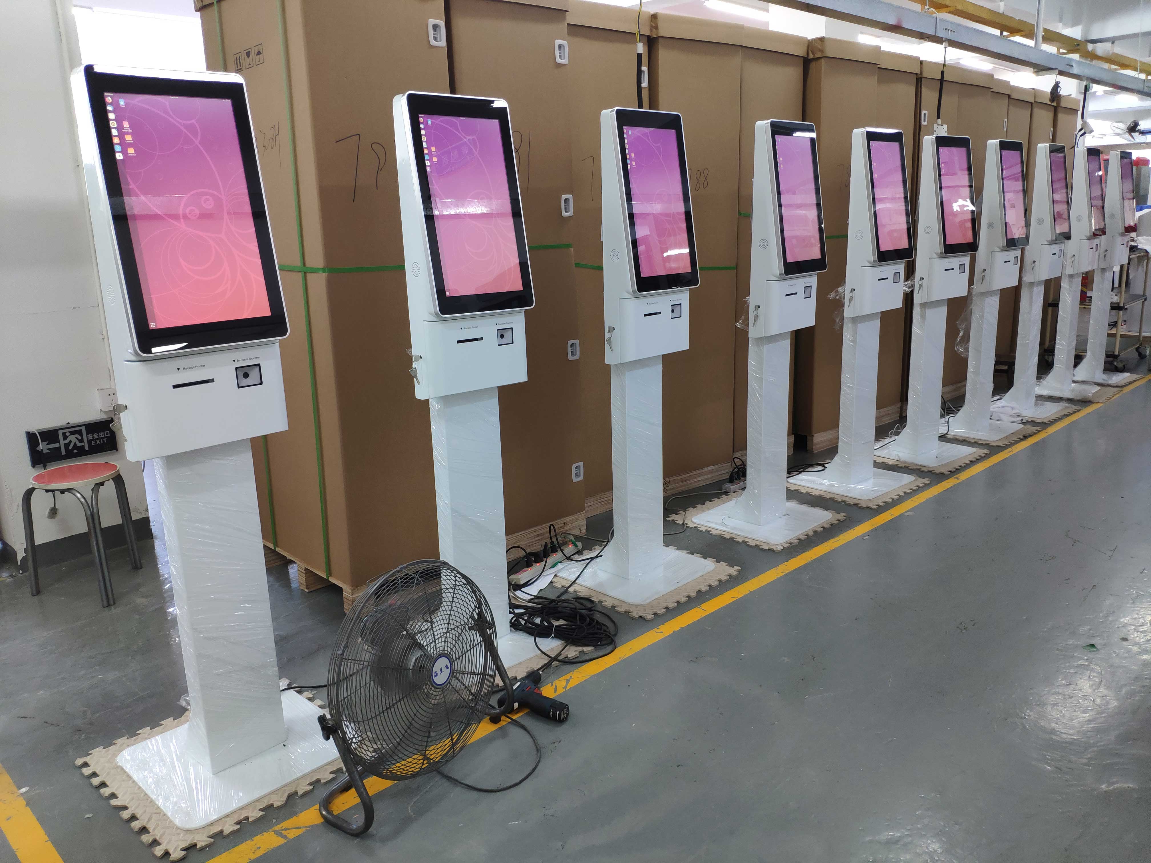 21.5-дюймовый самозаказчик с термопринтером и QR-сканером для чтения кредитных карт