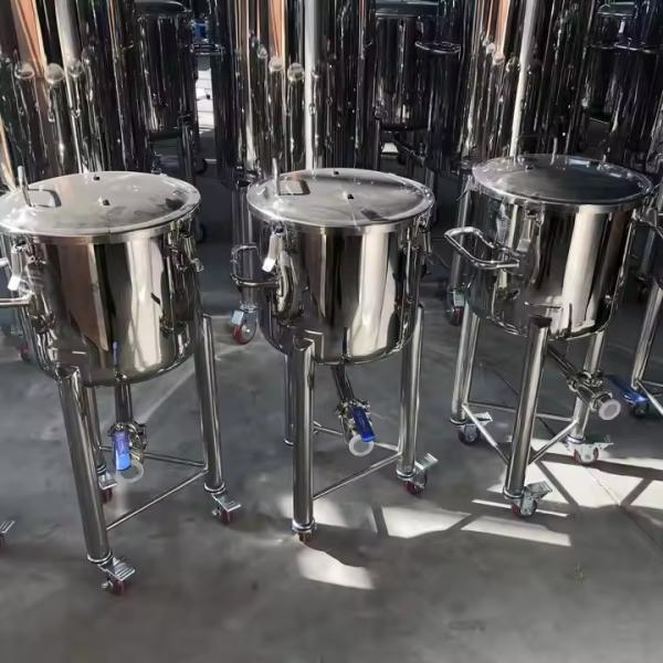 Réservoirs en acier inoxydable avec roues