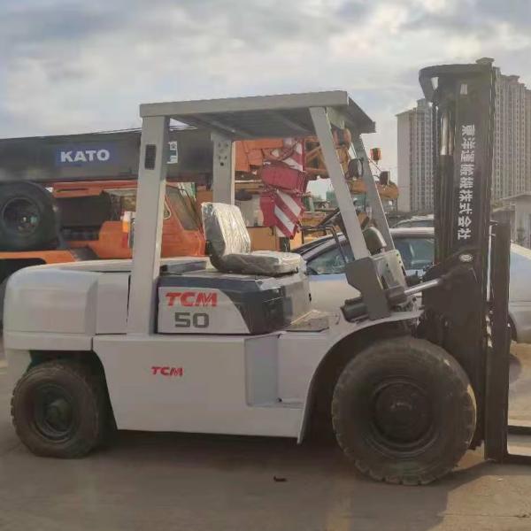 Used TCM 5 Ton Diesel Forklift in White – A Compact and Efficient Machine for Material Transport