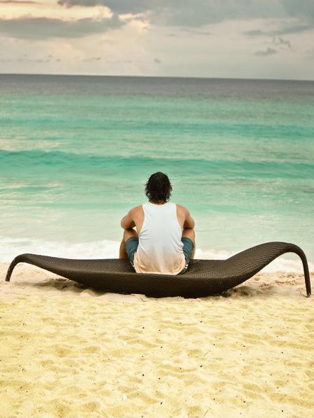 Modern Villa Beach Lounger Swimming Pool Leisure Chair PE Rattan Lounge Bed
