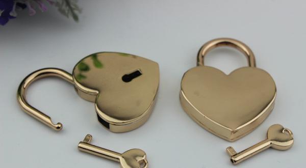 Fashion hardware handbag light gold decorative zinc alloy hanging heart shaped concentric lock for sales