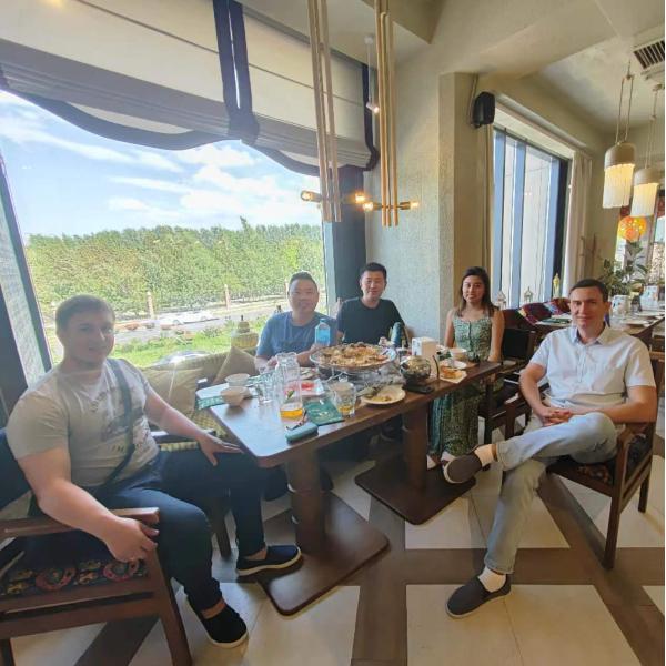 6x4 Second Hand Sinotruck Howo Water Tanker Sprinkler Truck with Cargo Tank Length ≥8m