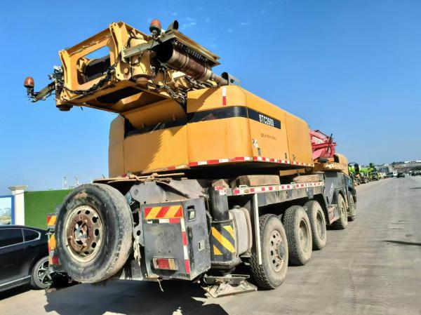 2016 Sany utilisé STC1600 grue avec un boom 64m, un jib 18m, et un contrepoids de 60 tonnes.