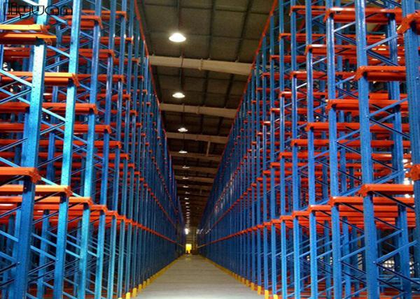 Conduza na capacidade de aço inoxidável do sistema Q235B do racking do armazém 500-5000 quilogramas