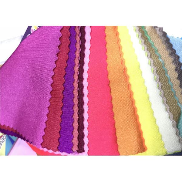 La tela resistente del traje de baño del cloro de Sunblock del hilado para bate los aceites empuja hacia arriba el top bikini