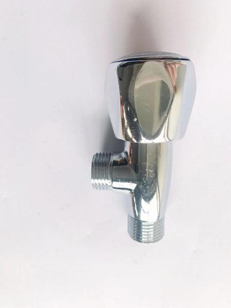 A válvula de ângulo de bronze fria Chrome da água 1/2inch dos encaixes do banheiro chapeou