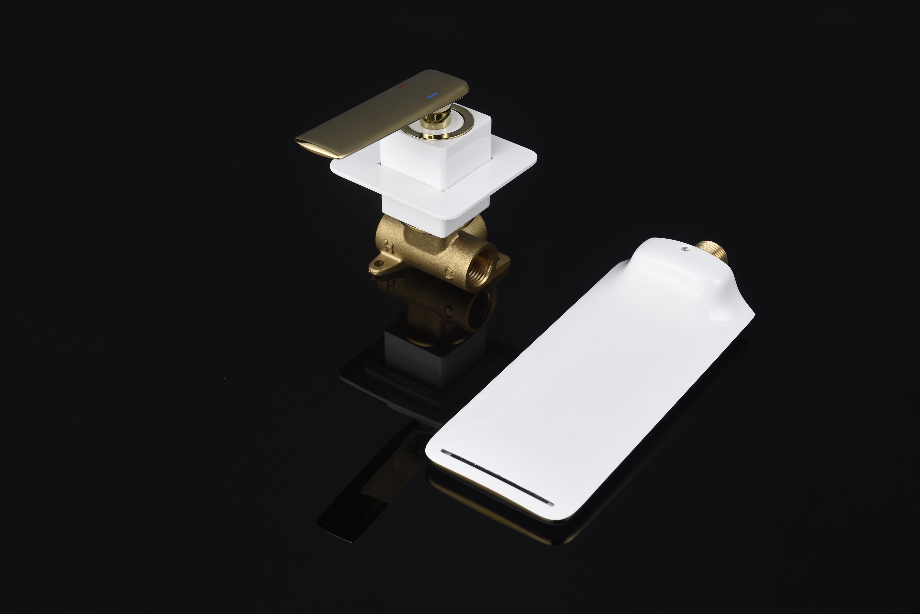Установленная стеной ручка отверстия 1 Faucet 2 таза водопада Ванная комната