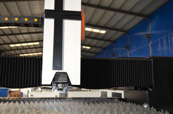 Small Size Fiber Laser Cutting Equipment Steel / Carbon Steel / Copper Cutting Usage