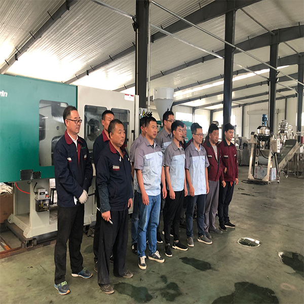 Le chien traite les festins automatiques de boeuf séché faisant la machine