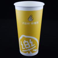 Une tasse en papier ondulé avec couvercle.