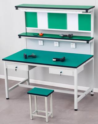 Station de travail ESD avec des bandes d'alimentation intégrées pour la connectivité des outils