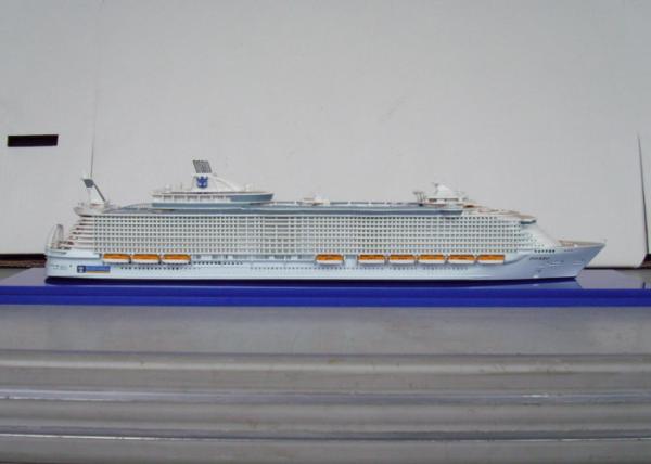 Scale 1:1200 Oasis Of The Seas Royal Caribbean Cruise Ship Models With Engraving Printing Hull Logo Printing