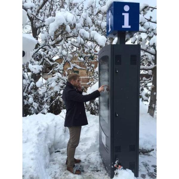 Free Standing Bus Stop Digital Signage 1920*1080 Resolution With Big Screen