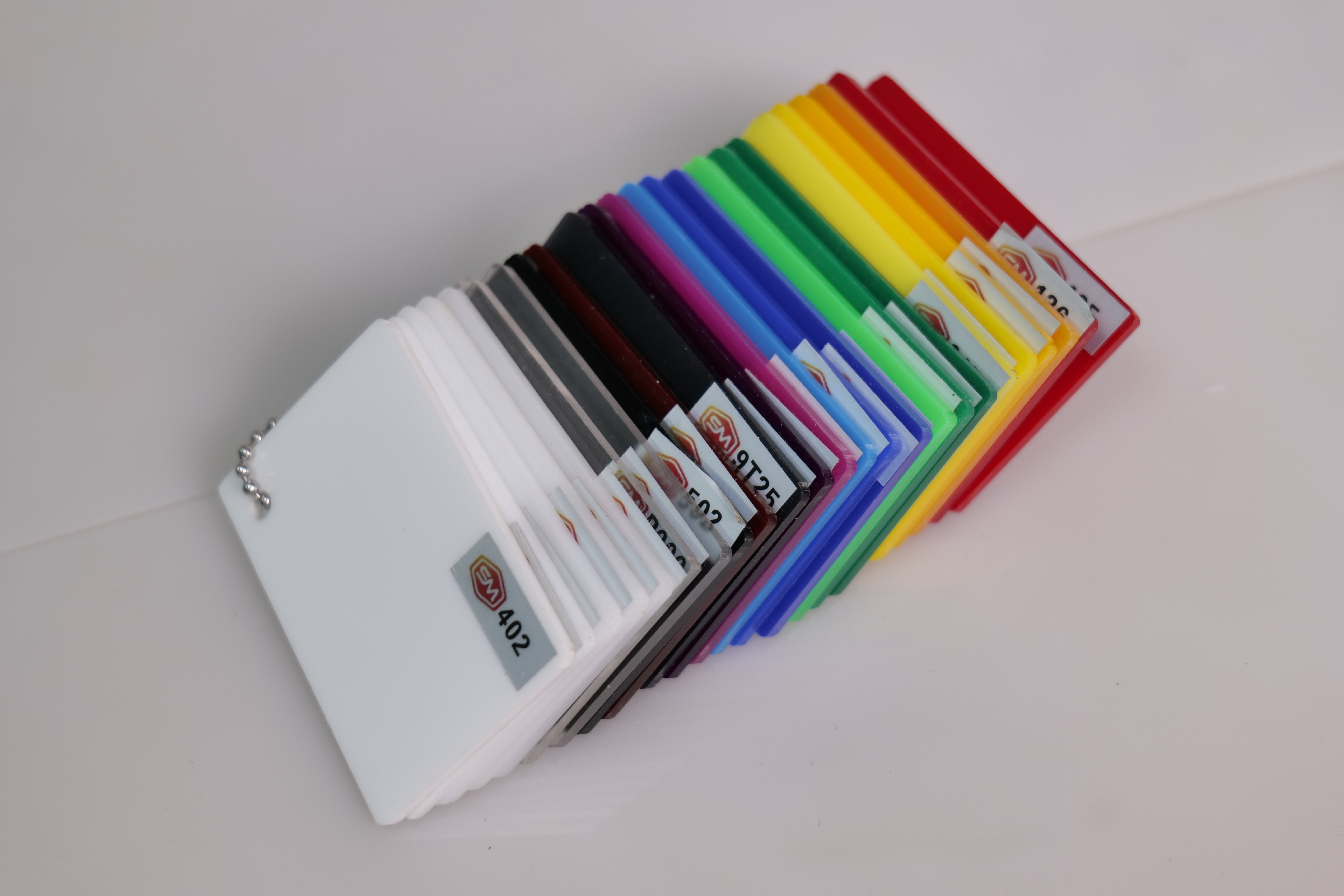 Hoja de acrílico transparente de colores ricos con tamaño de 1220*2440mm y grosor de 1,8-40mm para señalización y visualización