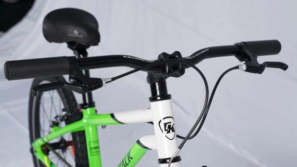 Bicicleta Junior 20er com estrutura de alumínio, freio em V e 7,5 kg de peso