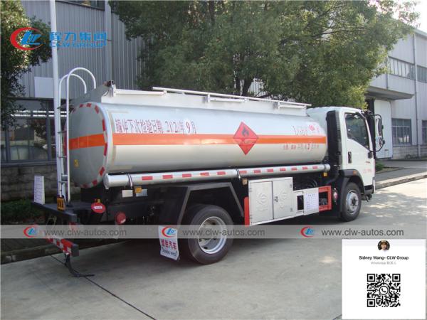 8000 de HOWO 4x2 da gasolina litros de caminhão de tanque com distribuidor