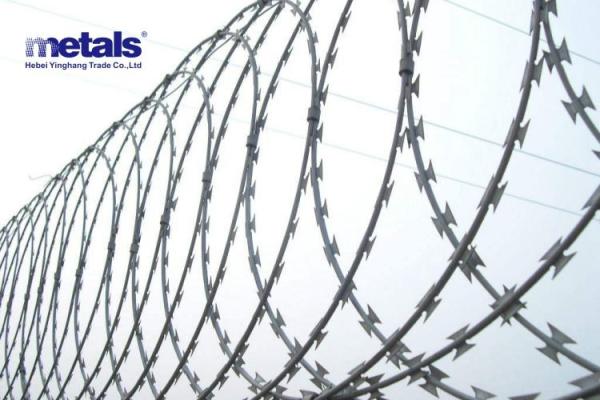 Arame farpado galvanizado, ideal para cercas de alta segurança em ambientes militares, prisionais e industriais.