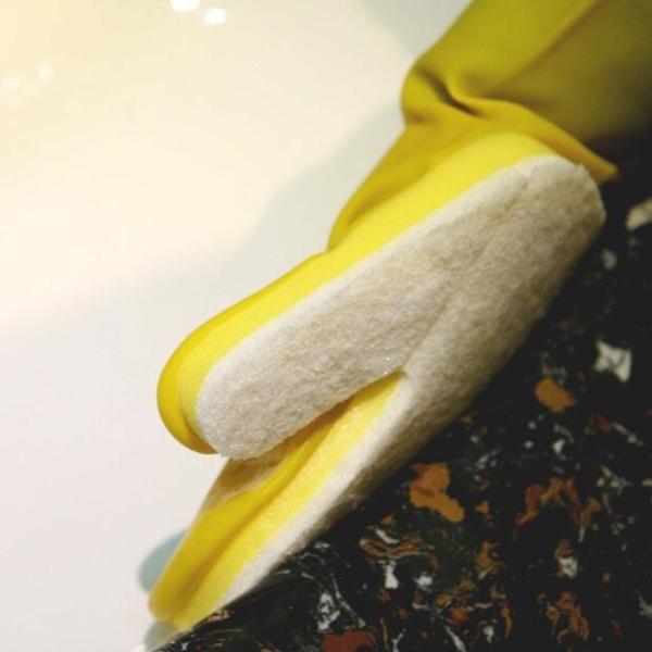 Les gants de vaisselle de protection de récurage avec l'éponge ont adapté la