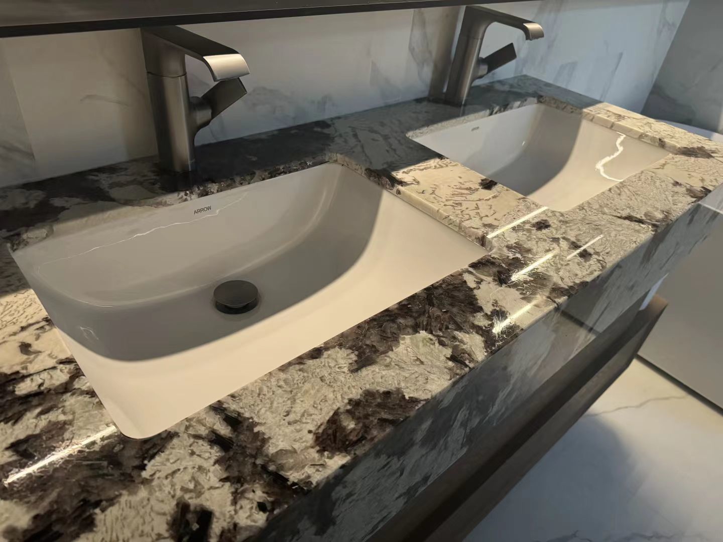 Snowy Mountain Blue Marble Vanity Top - Escritorio de baño de lujo con venas azules grises