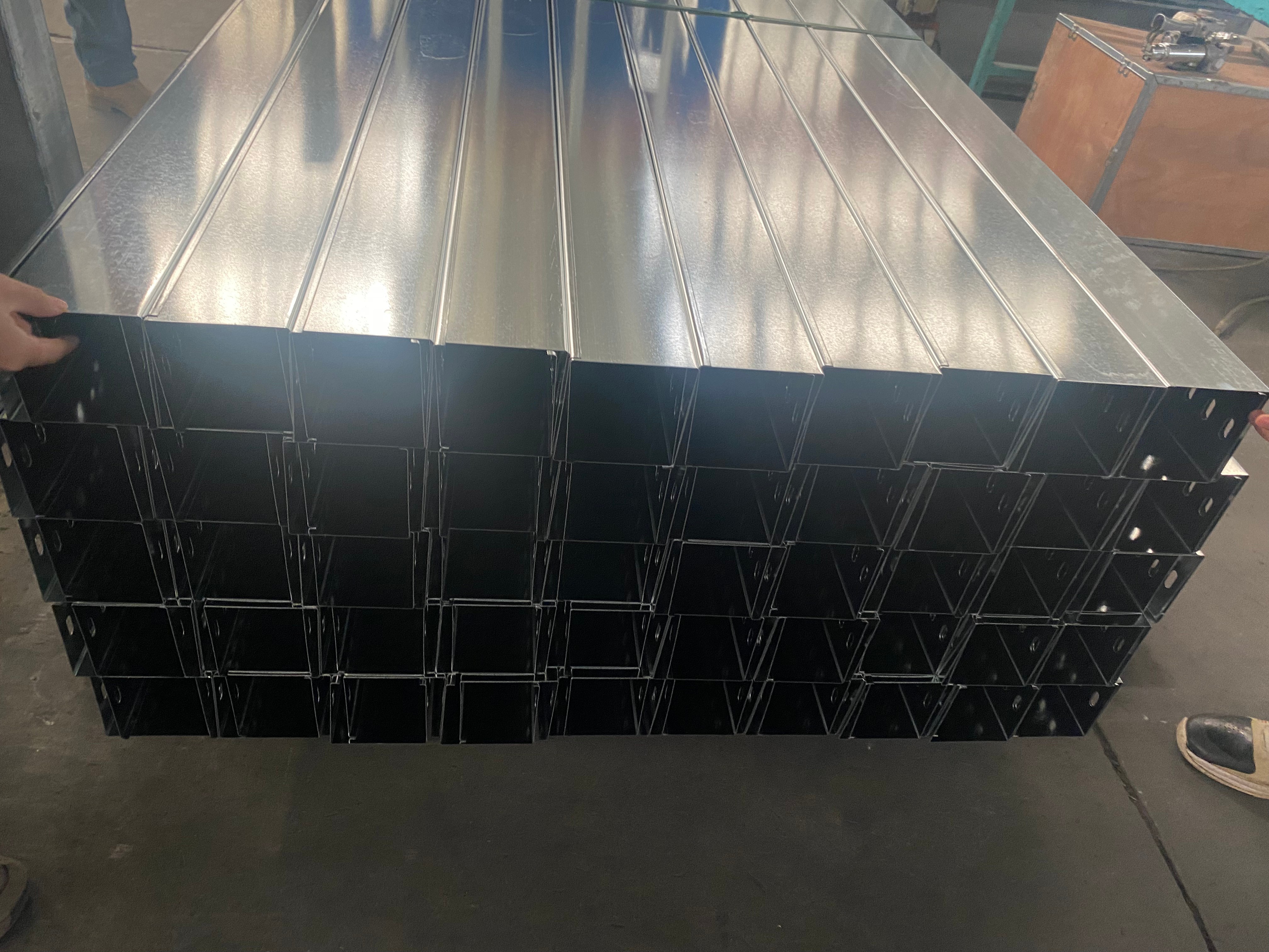 ss cable tray with cover