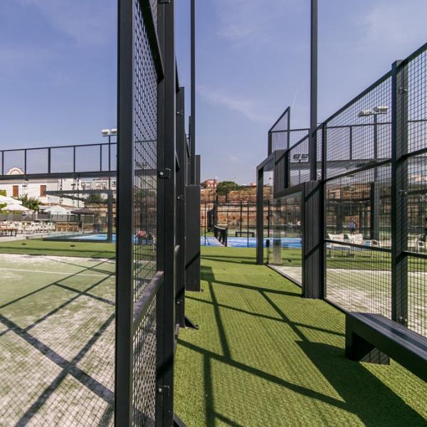Patio de tenis de campo estándar tamaño 10 * 20m Patio de tenis azul personalizado para instalaciones deportivas / escuelas
