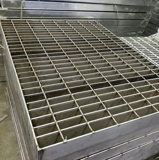 Heavy Duty Steel Bar Grating with Slip-Resistant Surface and Customizable Sizes for Catwalk Deck and Drain Trench Cover