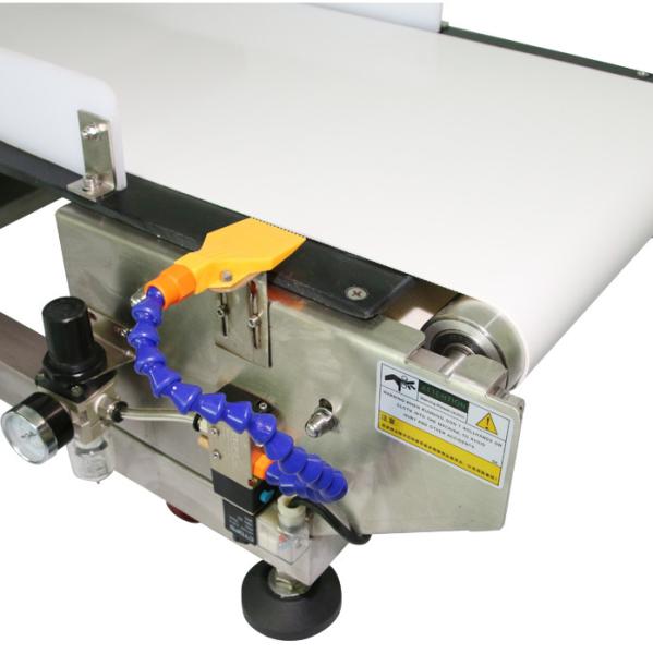 Detector de metais alto do alimento da correia transportadora da indústria da sensibilidade 12 meses de garantia