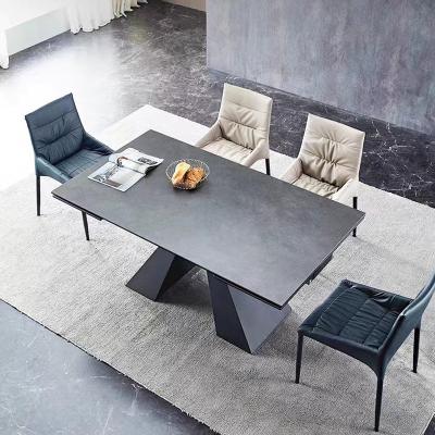 Une table de salle à manger en céramique en marbre rectangulaire