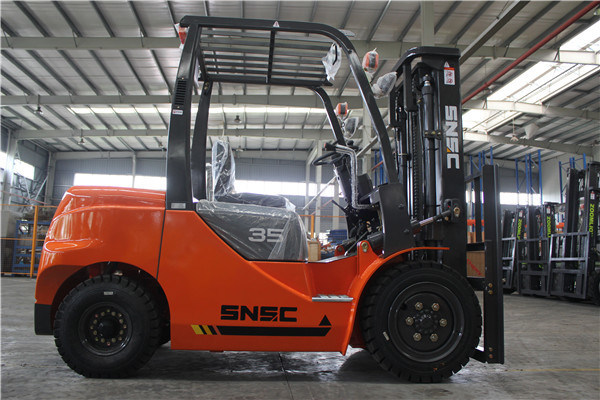 3.5T Small Diesel Forklift Orange Diesel Engine Forklift Japan Isuzu Engine