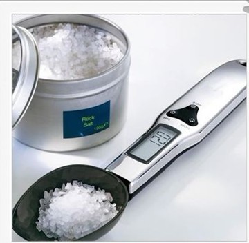 Scoop scale with LCD display screen and tare function