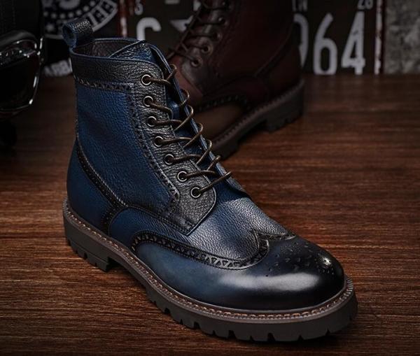 As botas do vestido do couro dos homens do estilo da forma cinzelam botas apontadas vintage de Martin dos homens do dedo do pé