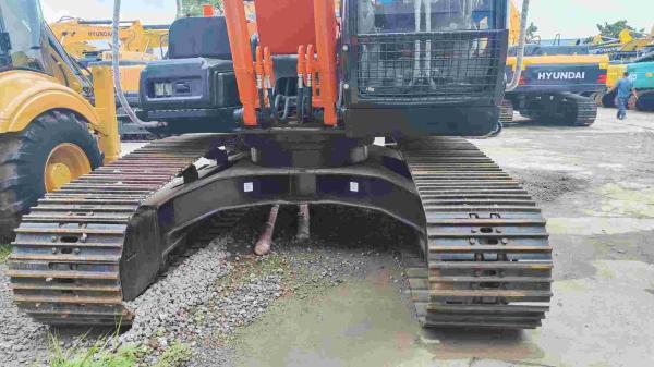 Good condition 19400KG Orange Second-hand Hitachi Excavator Zx200 with  3.4/5.5km/h  Walking Speed