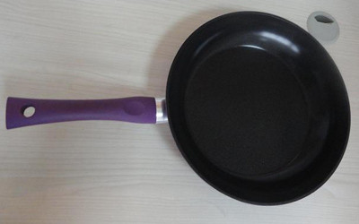 Сковорода пурпура 24км Нонстик алюминиевая с ручкой бакелита