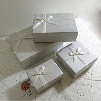Boîtes cadeaux de luxe argentées avec couvercles et ruban pour mariages et produits haut de gamme