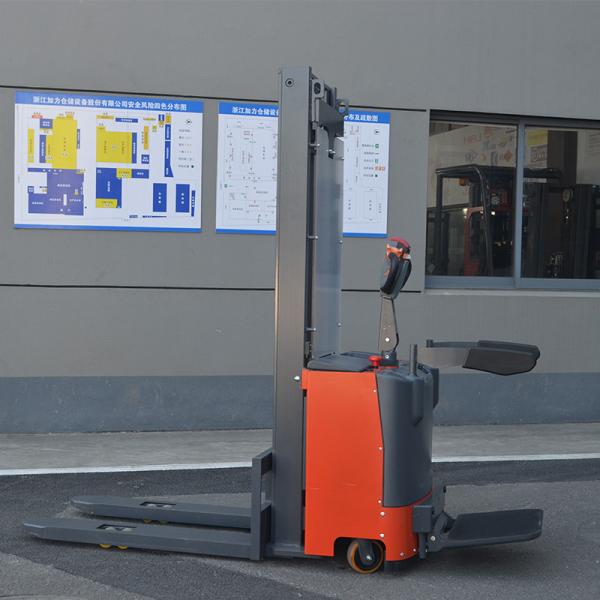 Lifting 2600mm Electric Reach Stacker Standing On Rated Traction Weight 2000kg