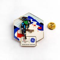 Emblème de broche de filature d'impression UV avec finition polie Artisanat expert et design personnalisable
