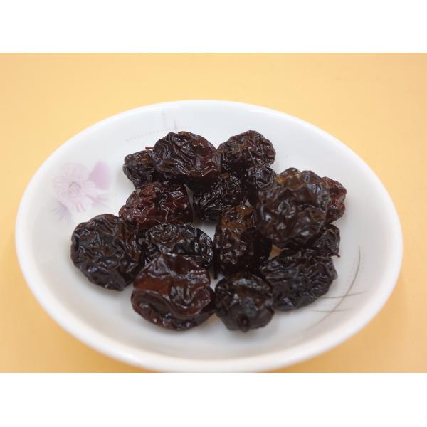 Слива здоровья естественная кислая высушила сохраненный плод с вкусами шоколада