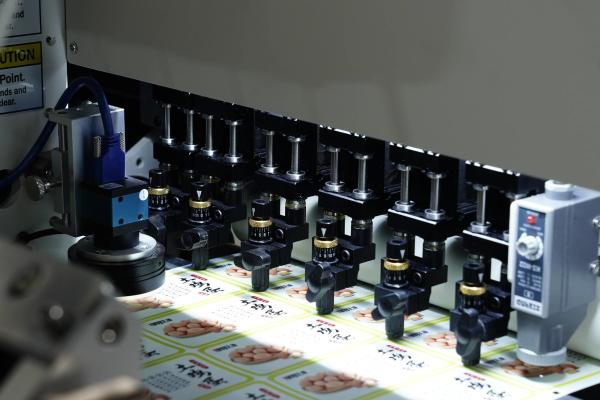 Une station à six têtes VD3350 Machine de découpe automatique d'étiquette numérique