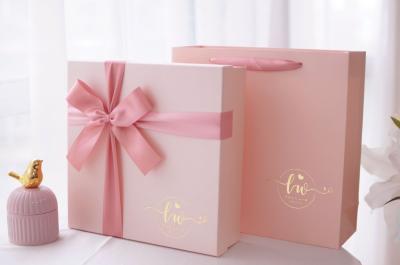 Boîte cadeau rigide de la Saint-Valentin avec couverture supérieure et inférieure