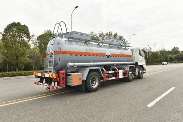 SINOTRUK HOWO 8X4 Fuel Oil Tanker Truck 371HP 28CBM With High Capacity Tanker