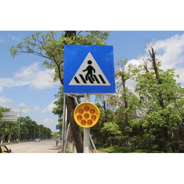 Solar Powered High Brightness LED Yellow Sunflower Traffic Warning Light for Road Safety