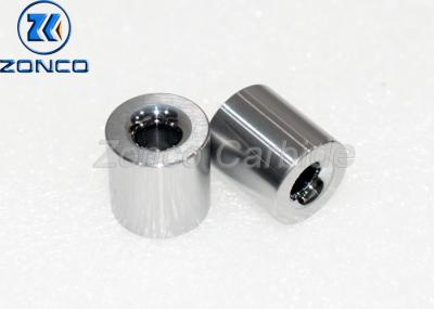 O óleo pulveriza/limpando com jato de areia o bocal do carboneto de tungstênio usado na impressão 3D