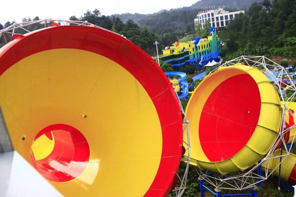 Customized Fiberglass Classical Tantrum Valley Water Park Rides 1 Year Waranty