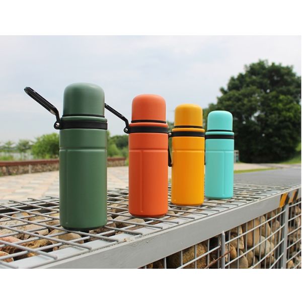Customized 720ML 304 Stainless Steel Insulated Workout Water Bottles With Handle And Push-To-Dispense Thermos Flask Convenient For Outdoor Sports