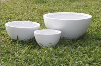 Des pots de jardin en fibre d'argile ronde modernes sculptés à la main