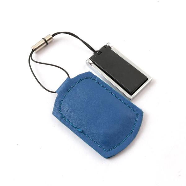 Специальный логотип поддерживается кожаным USB-флеш-накопителем со скоростью чтения 20 МБ/с