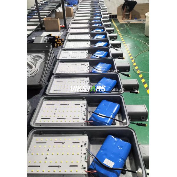 200W 300W 400W 500W Classsic Aluminum Solar Street Lights For Village Yard Outdoor