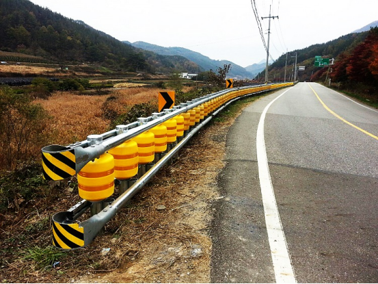 Traffic Safety Eva Buckets Rolling Anti Crash Guardrail Road Roller Barrier