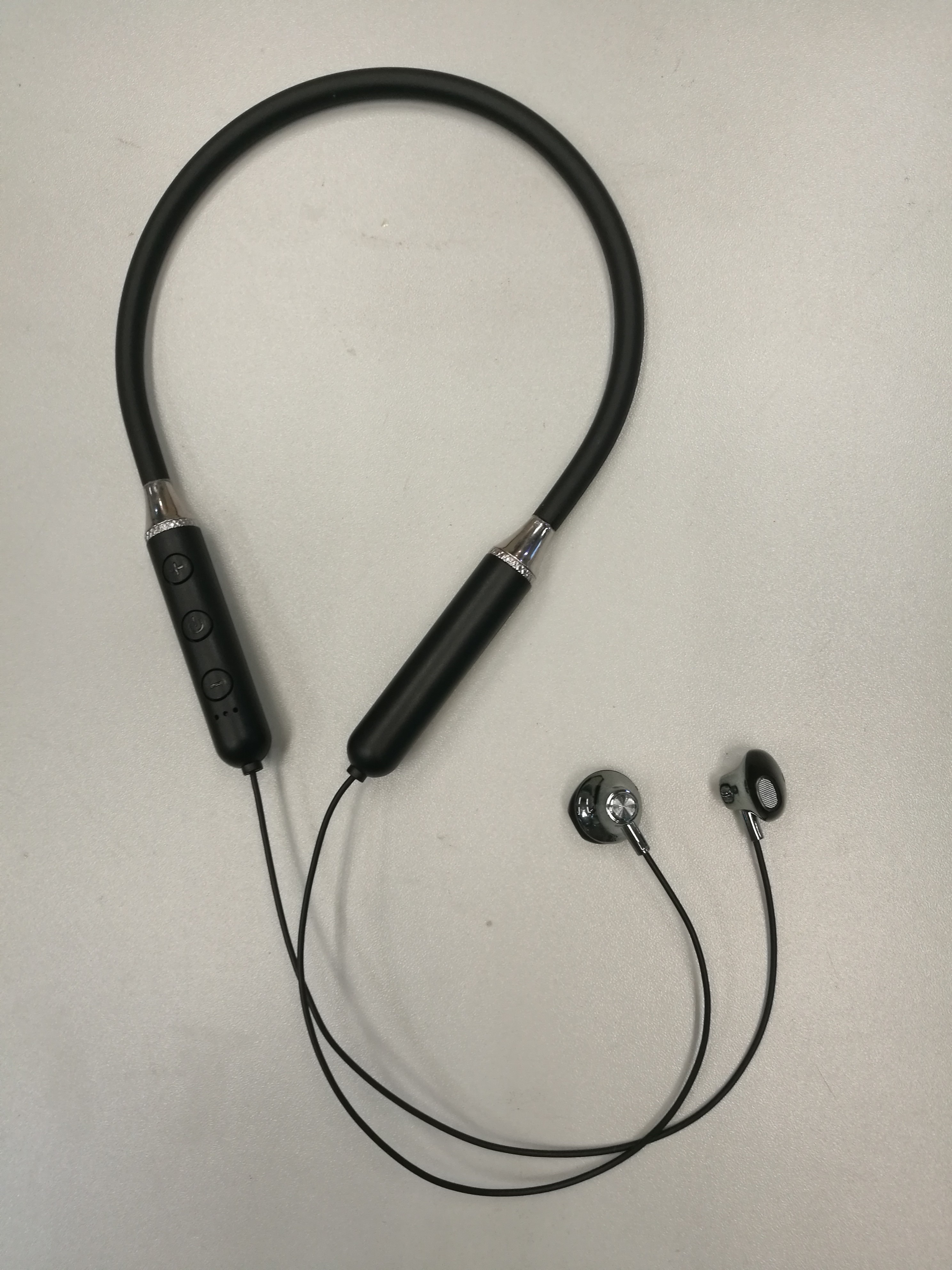13.6mm в наушнике Bluetooth уха